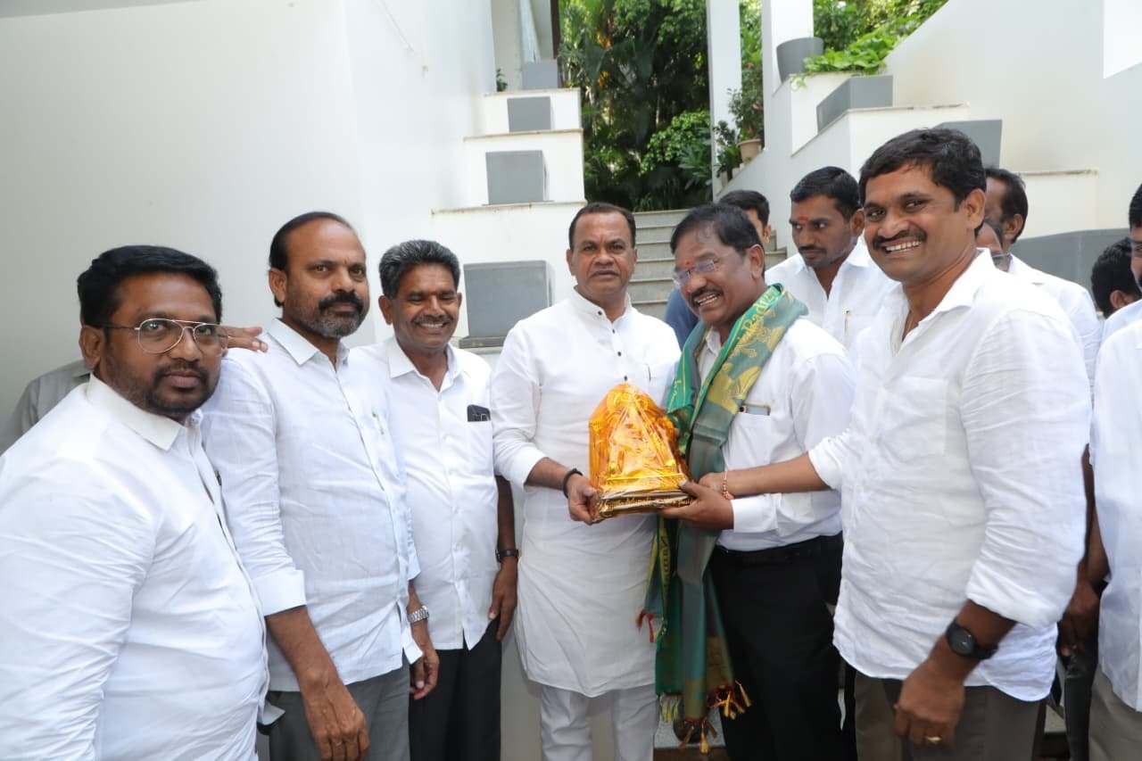 టిఎన్జీవో జిల్లా అధ్యక్షుడు నాగిళ్ల మురళికి అసిస్టెంట్ రిజిస్టార్ గా పదోన్నతి మంత్రి కోమటిరెడ్డిని మర్యాదపూర్వకంగా కలిసిన నాగిళ్ళ మురళి